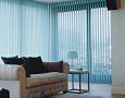 Zweisitzer Couch vor einem Fadenvorhang auf  gardinenschienenspannsystem