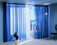 Alu Gardinen Schiene mit luftige Gardiene im blauton