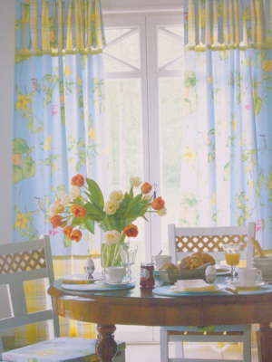 Stil Gardinenschiene mit weier Gardine und Schabracke 