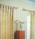 Wohnzimmer mit Messing Gardinenschiene  goldfarbenen Gardine